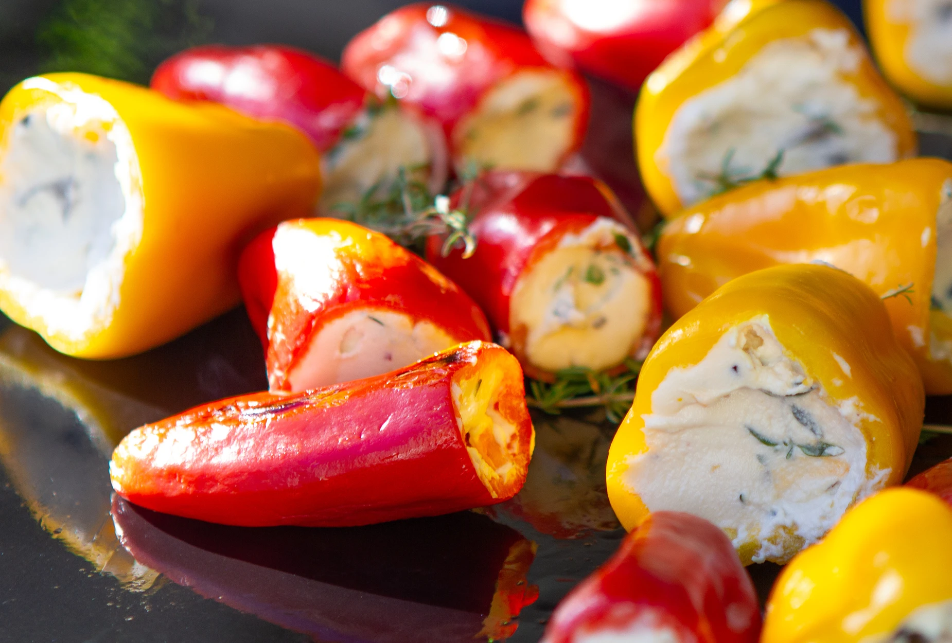 POIVRONS FARCIS A LA RICOTTA EPICES DU SOLEIL ET OLIVES NOIRES